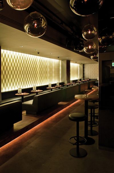 Verticale lamelgordijnsystemen, SG 2910, Multi Visio, Room shot "Amber Club", Zurich, Switzerland, Vertical Waves