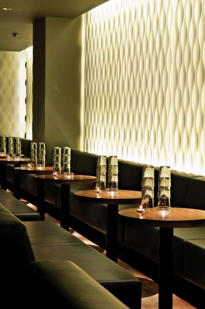 Verticale lamelgordijnsystemen, SG 2910, Multi Visio, Room shot "Amber Club", Zurich, Switzerland, Vertical Waves